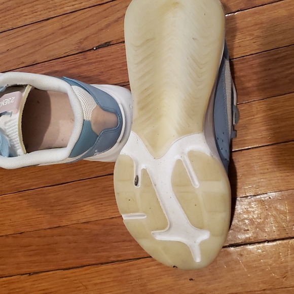 Sneakers - Picture 5 of 5